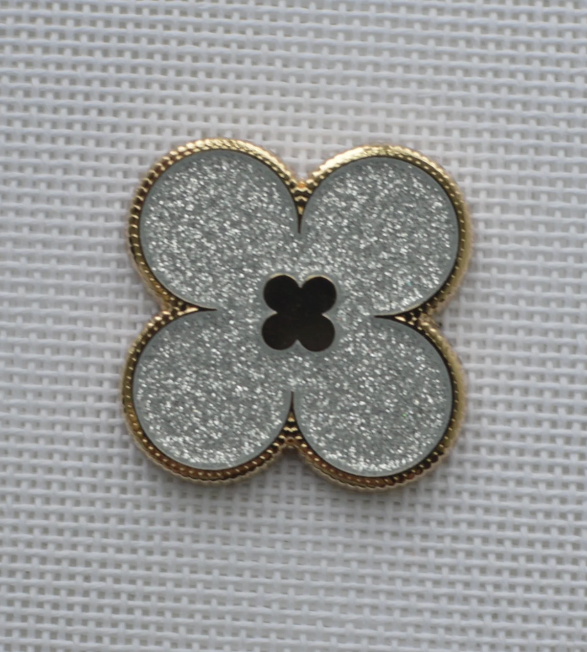Silver Glitter Clover Needle Minder