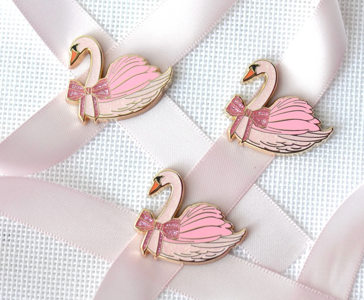 Pink Glitter Swan w/Bow Needle Minder