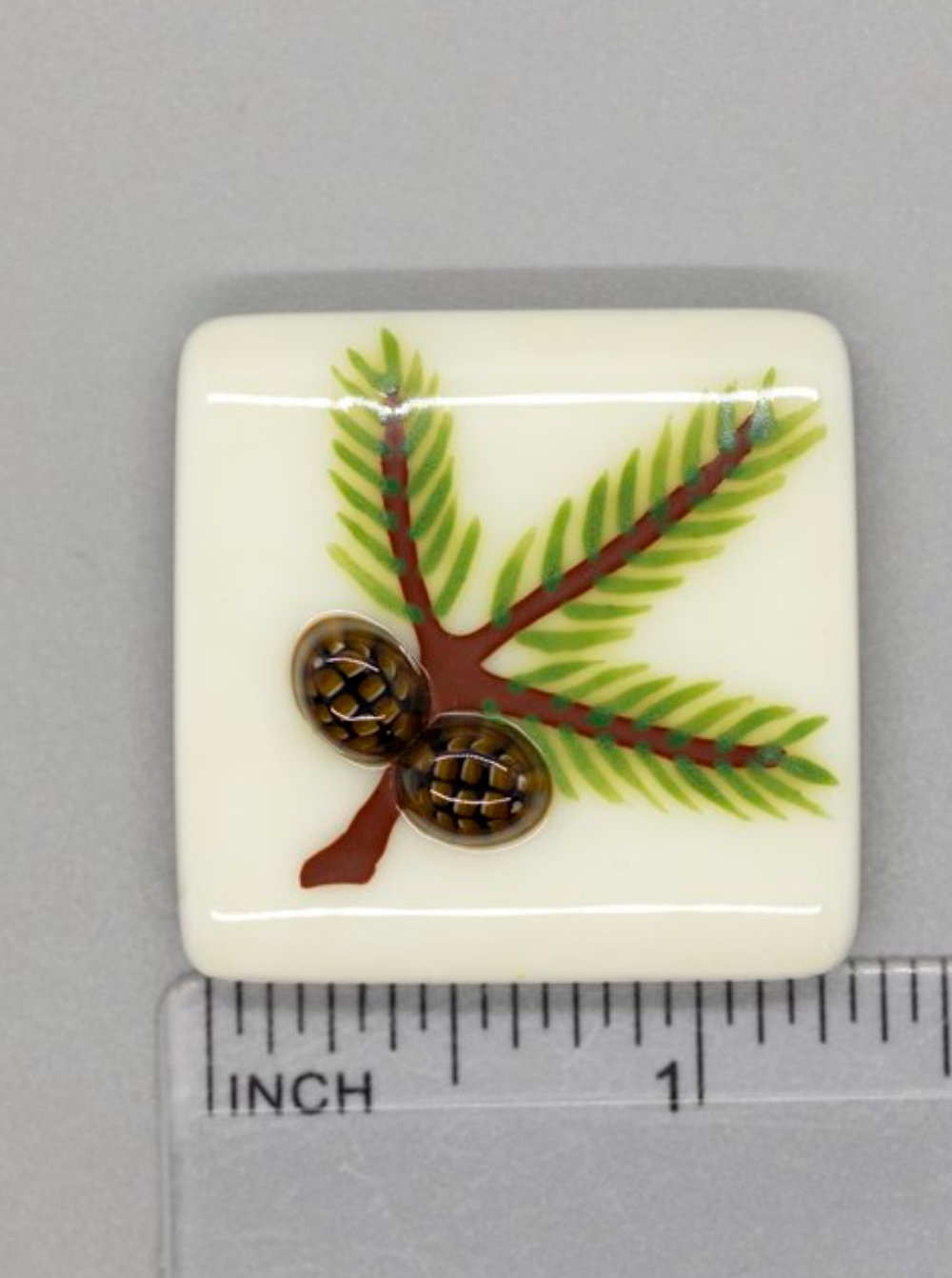 beau verre art Pine cone Fused Glass Needle Minder