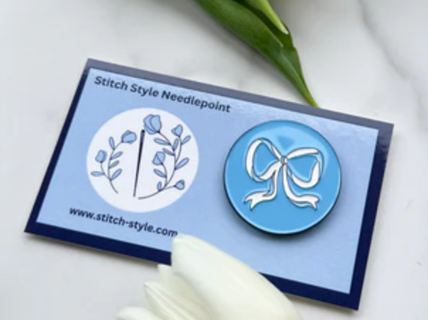 stitchstyle Bow on Blue Round Needleminder