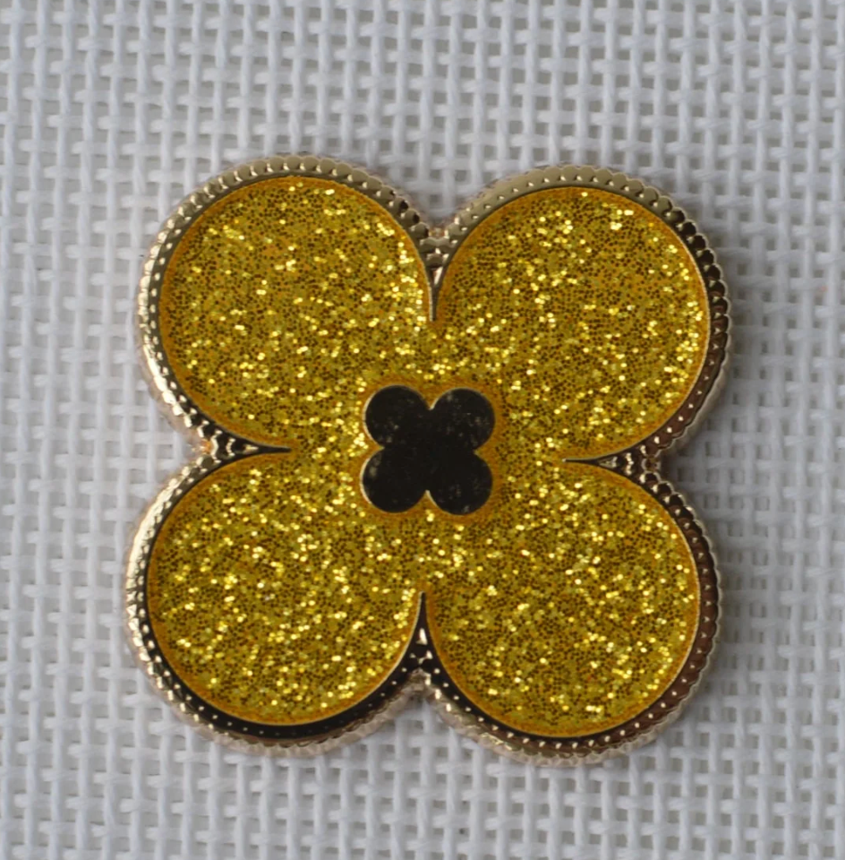 Gold Glitter Clover Needle Minder