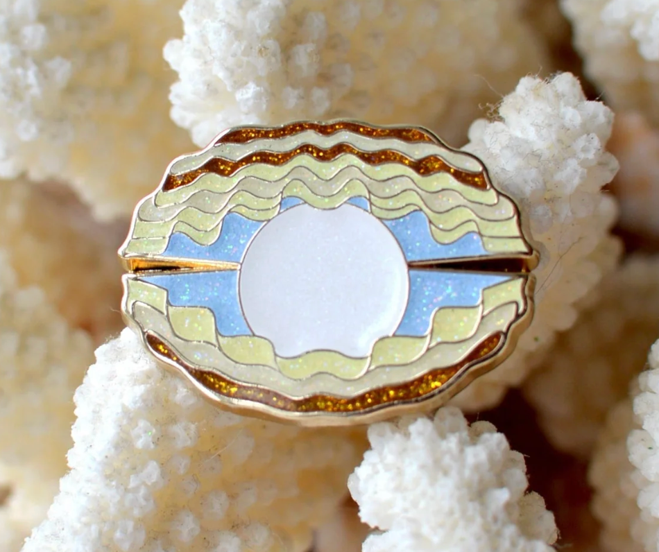 Scallop Pearl Needle Minder with Glitter Accents