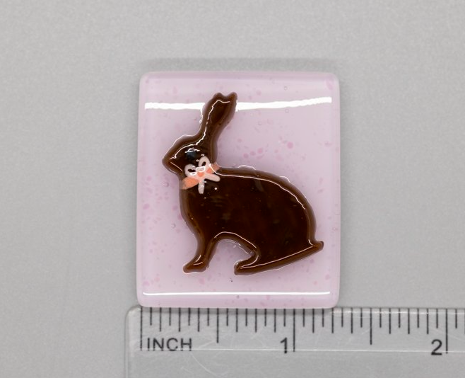 beau verre art Fused Glass Magnet Easter Bunny needleminder